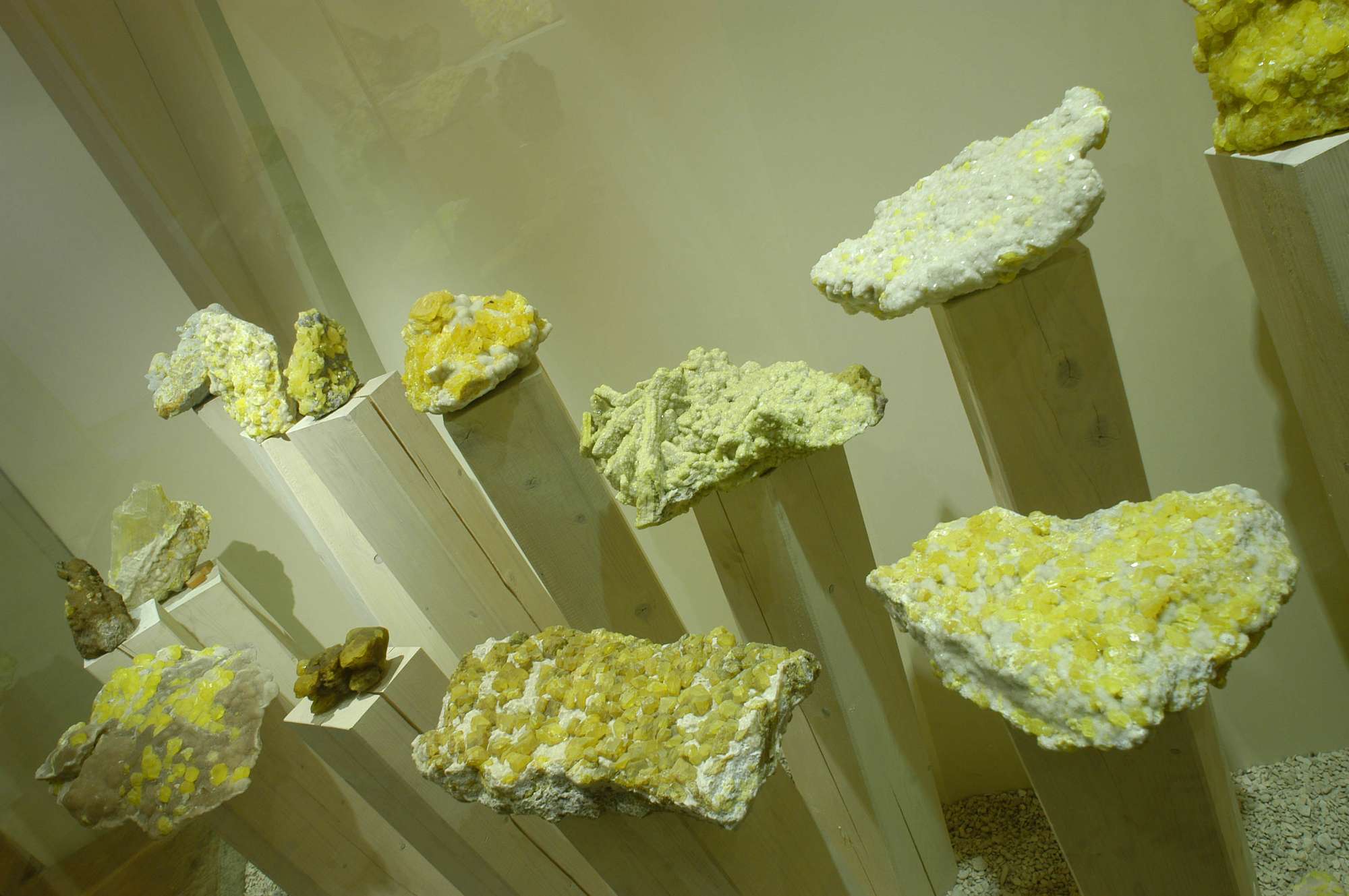 Alcuni dei campioni di zolfo provenienti da tutta italia custoditi nel museo